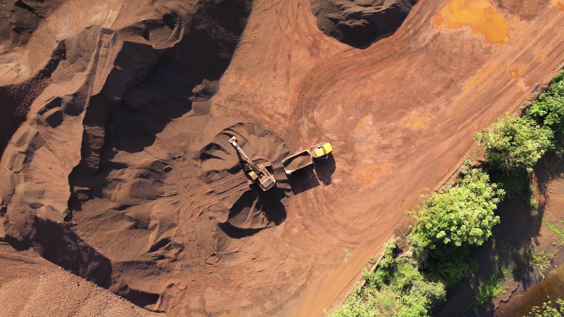 Movimiento de mineral de hierro con maquinaria industrial