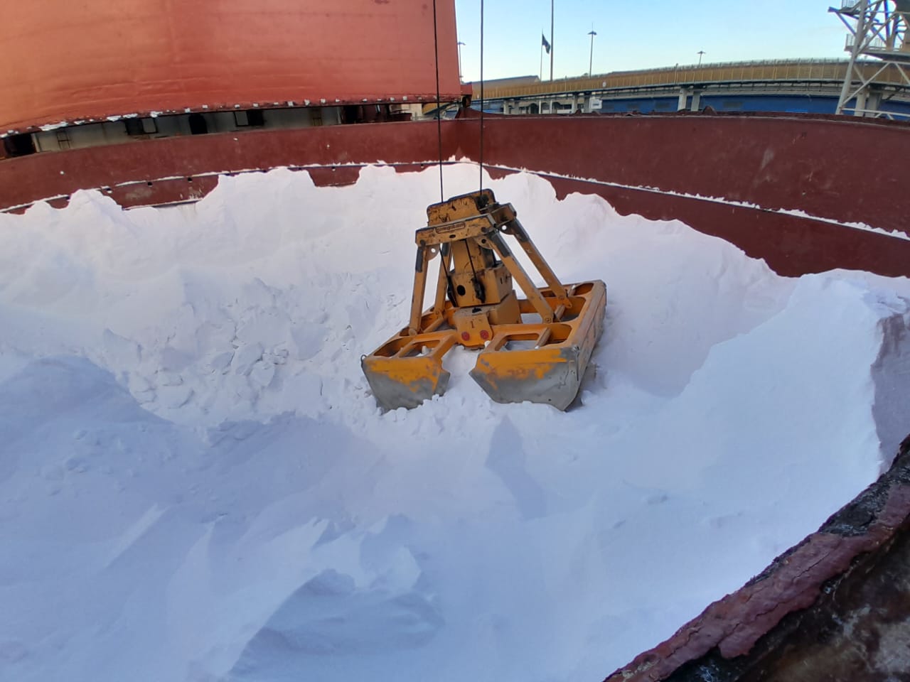 Cargamento de urea a granel en la bodega de un buque